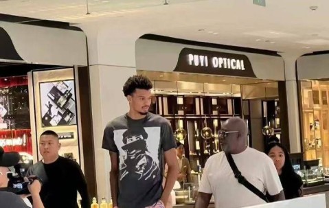 文班亚马低调现身北京 逛顶级商场+品尝牛肉面