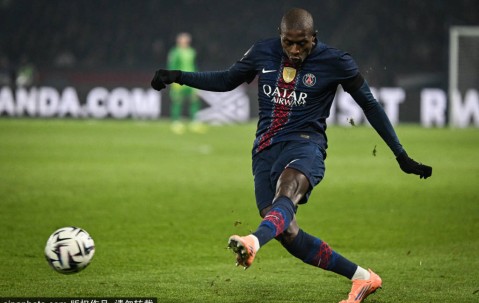 欧冠小组赛：梅西与哈兰德的巅峰对决，谁将成为赛季的传奇？