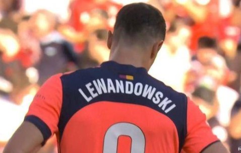 西甲冷门：巴萨1比4惨败，联赛首败，皇马登顶榜首