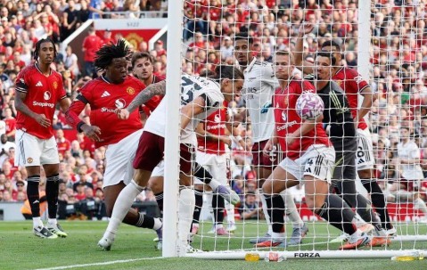 曼联遭争议判罚0-1阿森纳！2亿锋线未解最大问题，阿莫林否认选错门将