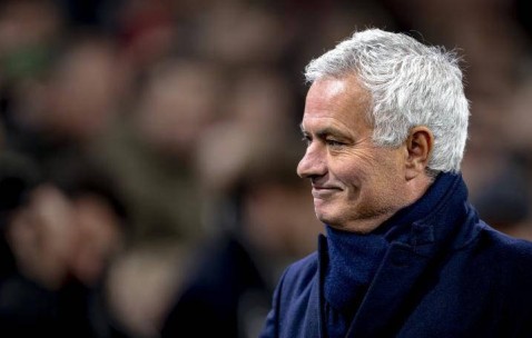 从1-0到2-1逆转！穆帅强势执教 本菲卡创三大纪录双线奋战欲阻击皇马