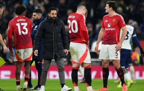 2-0爆冷搅局！曼联18负耻辱收官，切尔西1亿锋霸未现身却凭1球锁欧冠？