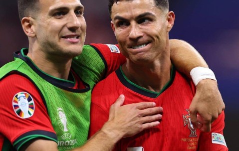 热刺新球衣发布，千层面元素加入，激烈对决阿森纳再升级