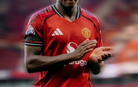 阿莫林花4000万却用客串左闸，曼联恐需再买人！球迷迁怒滕哈格