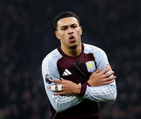 罗杰斯打爆约罗，维拉2-1曼联十连胜造百年神迹，阿莫林赛后绝杀