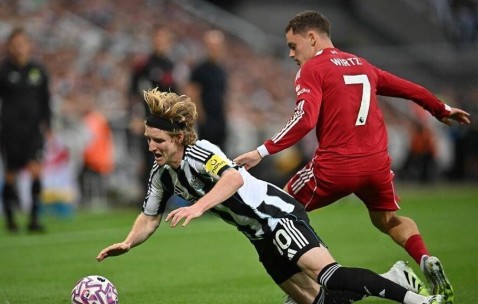 利物浦头疼？1.36亿标王踢不了英超！两场9数据挂零，球迷炸锅：英超不是德甲