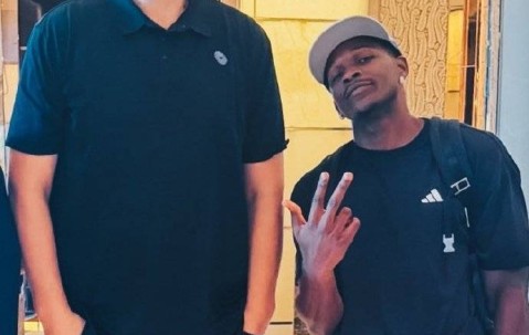 爱德华兹合影姚明 配文:我要隔扣他以此致敬