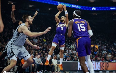 布克24+5+7布鲁克斯25分 太阳擒马刺3连胜