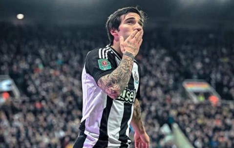 纽卡神奇逆袭！欧冠+奖杯双收，托纳利留队成关键？