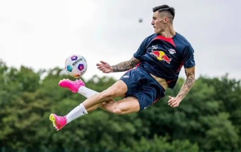 曼联全力引进新中锋，三大热门人选曝光！谢什科愿加盟但有一障碍