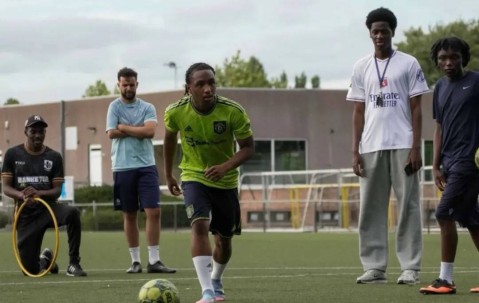 法甲天才前锋穿曼联球衣踢球，标价5000万！曝红魔或免费签英超空霸