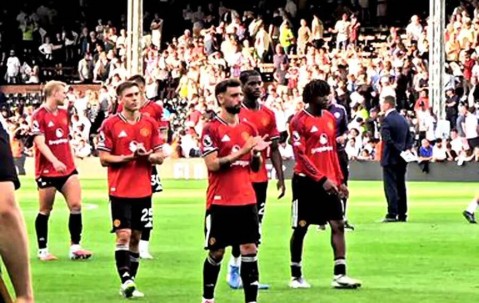 曼联6000万铁腰两弱点暴露，身为嫡系却被阿莫林嫌弃！半场被换尴尬