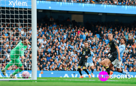 英超铁卫一战载入史册：单场乌龙双响+和队友争顶助攻对手破门