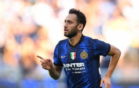 意甲最新动态：米兰欲签下布鲁日中场，那不勒斯大举引援