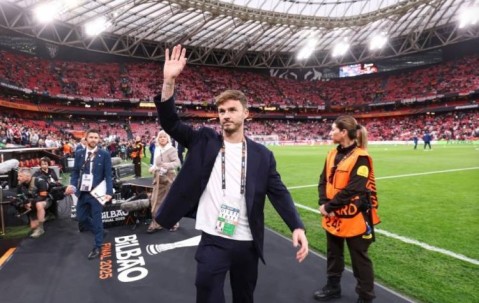 麦迪逊效仿特里换球衣庆祝热刺夺冠：我和队友一样配得上这枚奖牌