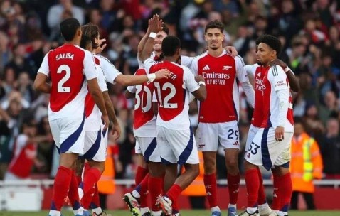 阿森纳防线失守！登贝莱闪电破门，6万球迷鸦雀无声