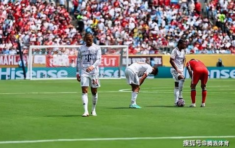 踢假球?拜仁0-1本菲卡，8人轮换避切尔西，进八强或战巴黎