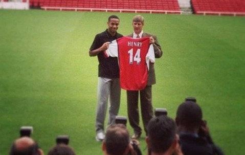 99年英超标王！亨利22岁时1610万加盟阿森纳，夺2个英超&4个金靴