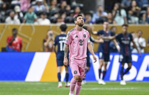 梅西38岁生涯第6次0-4溃败！尽管获74分，仰天长叹