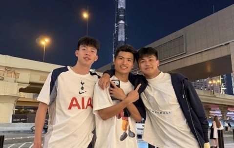U22国足训练后游迪拜！海港铁卫偶遇巴萨新星，王钰栋穿热刺球衣