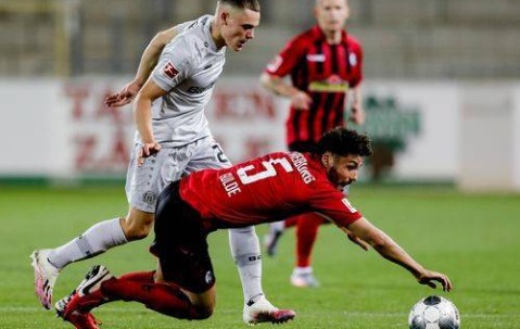 德甲巅峰对决：弗赖堡主场硬刚勒沃库森