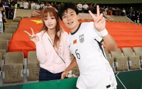 恭喜，国足22岁小将留洋，加盟英超豪门，女友曝光，长相甜美，陪伴留洋