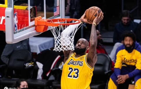 詹姆斯执行下赛季球员选项 生涯第23年创纪录