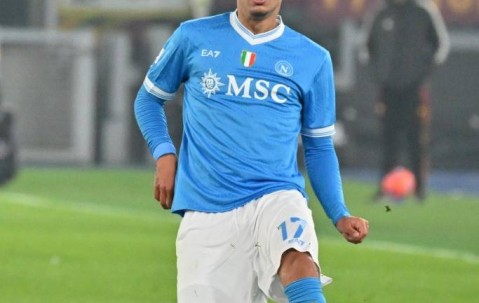 齐尔克泽转会风波：曼联拒绝罗马报价，背后隐藏的市场博弈