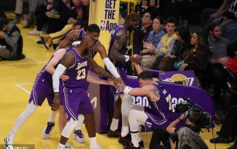 大范：里夫斯无球跑动不错 东契奇詹姆斯完全不动