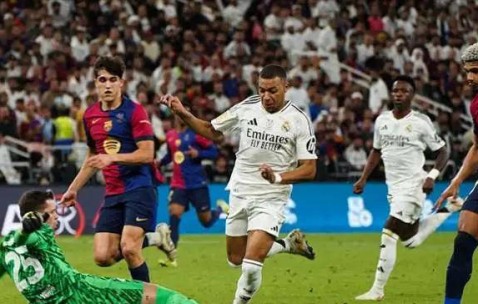 姆巴佩的吃饼踢法引发争议：成效不佳是否应该受到指责？