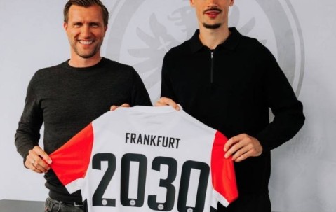 不去药厂&多特！官方：28岁中卫罗宾-科赫和法兰克福续约至2030年