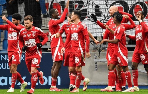 法甲保级欧战对冲战！布雷斯特主场死磕里昂，谁能抢占关键 3 分？