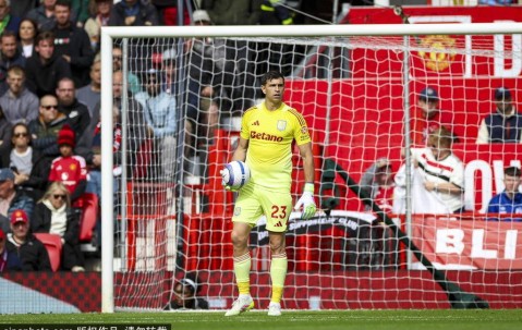 安东尼梅开三度投恩师？！勒沃库森携巨款入场，曼联瞄准世界杯冠军门神！