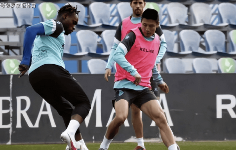 意外吗？武磊“黑又硬”队友加盟重庆铜梁龙，本赛季欧冠速度第一