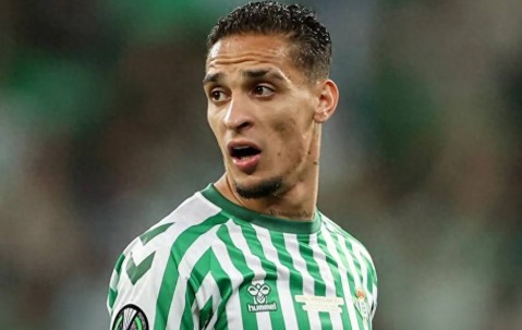 安东尼留守西甲遇阻，高额转会费成难题，法布雷加斯伸出援手