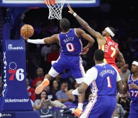 约翰逊32+10+5马克西空砍28分 老鹰胜76人