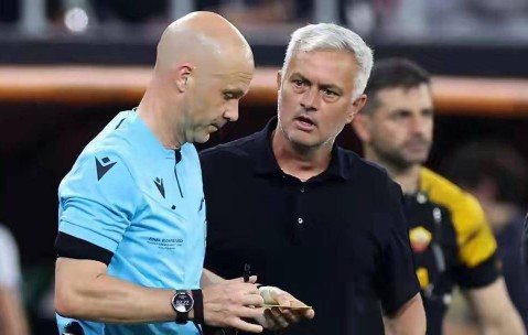 1.6亿打水漂！穆帅5连败+遭200球迷围堵，本菲卡真该给他时间？