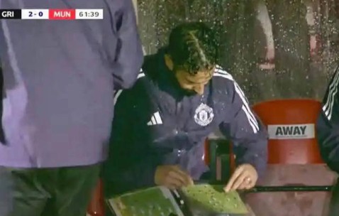 曼联连战三败！阿莫林或考虑辞职，球迷集体呼唤穆帅回归