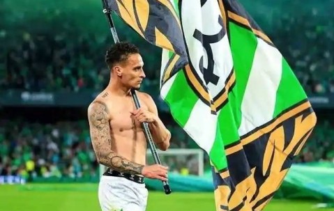 球迷高呼留人！安东尼或无奈离队，曼联愿4折甩卖，贝蒂斯买不起