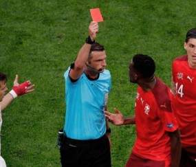 穆里尼奥又领红牌,本菲卡主场6万球迷嘘声震天,维尼修斯进球冲向角旗引发冲突