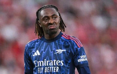 看完埃泽在左路的挣扎，才明白阿尔特塔的这次战术实验有多么失败