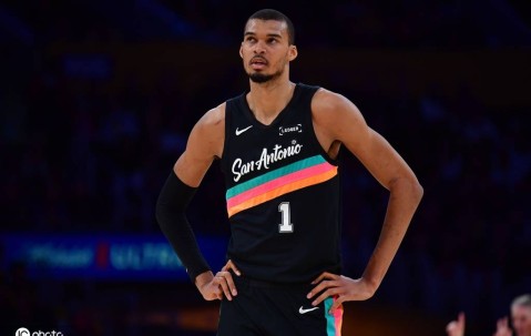 文班亚马40+12提前下班 马刺横扫残阵湖人