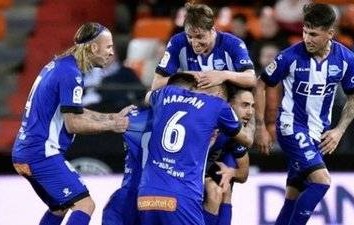 西甲中游激战：贝蒂斯主场迎战阿拉维斯，谁能笑傲比利亚马林？