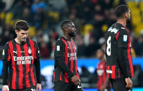 AC米兰赛季风雨飘摇！杯赛双线全失，意甲若无冠将面临彻底失望