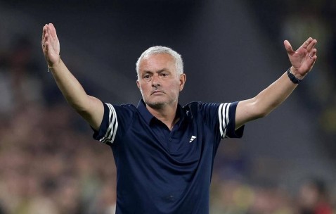 穆帅重返波尔图老东家，球迷称其依然风度翩翩