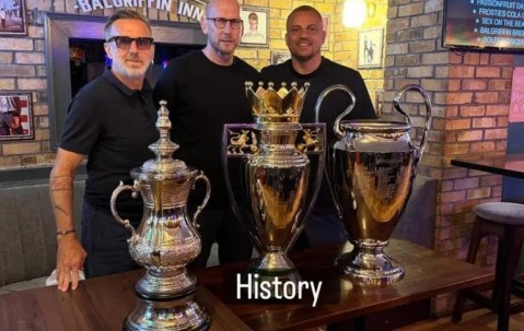 不看名字你认得出吗？3位曼联名宿合影，左边这位球迷惊呼没认出