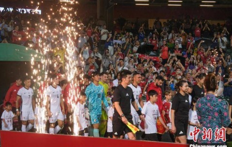 曼联时隔12年再访港 超3.3万球迷冒雨支持