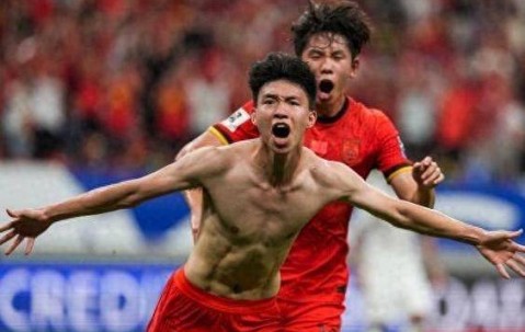 19场10球！王钰栋获法甲8冠队青睐，范志毅：他能踢大巴黎