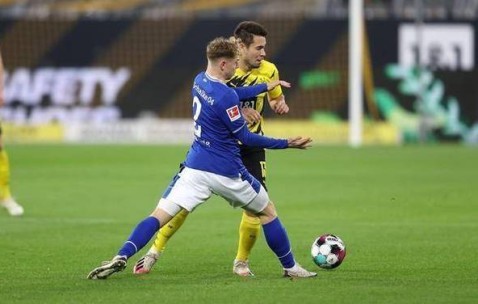 法甲保级战欧塞尔对梅斯，两队同处降级区，欧塞尔防守差，梅斯防守崩，比赛决定保级主动权。