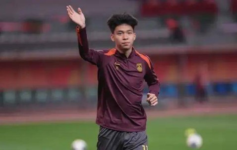 18岁国足天才遭德甲双雄哄抢！门兴球探已下手，狼堡急得直跺脚